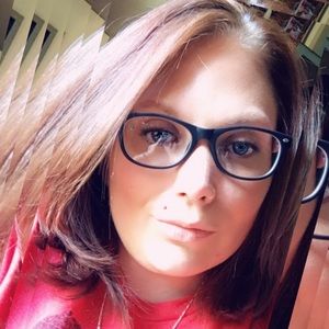 Meet your Posher, Lora